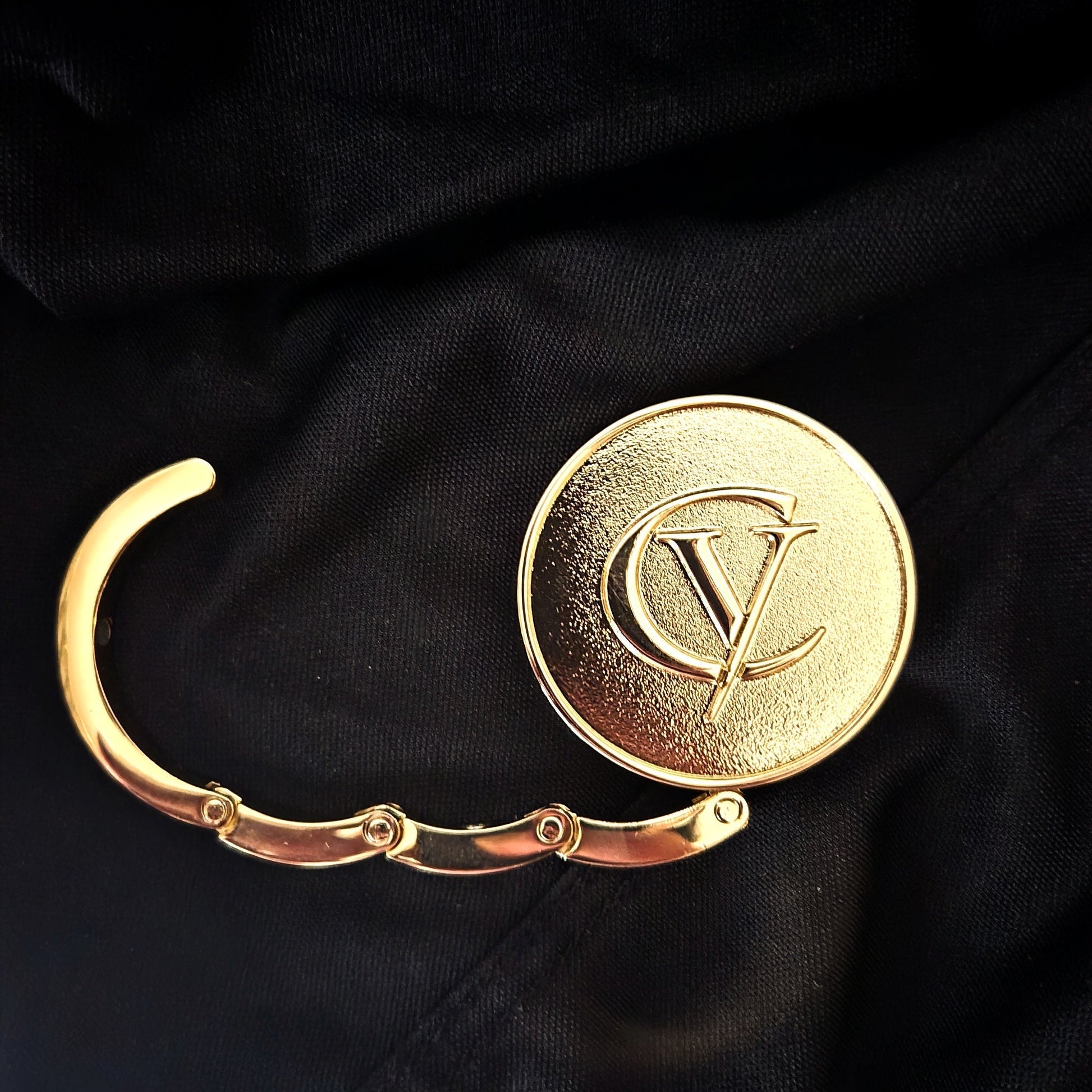 CosmoVida Signature Gold Table Hanger CV monogram close-up vergulde tassenhanger